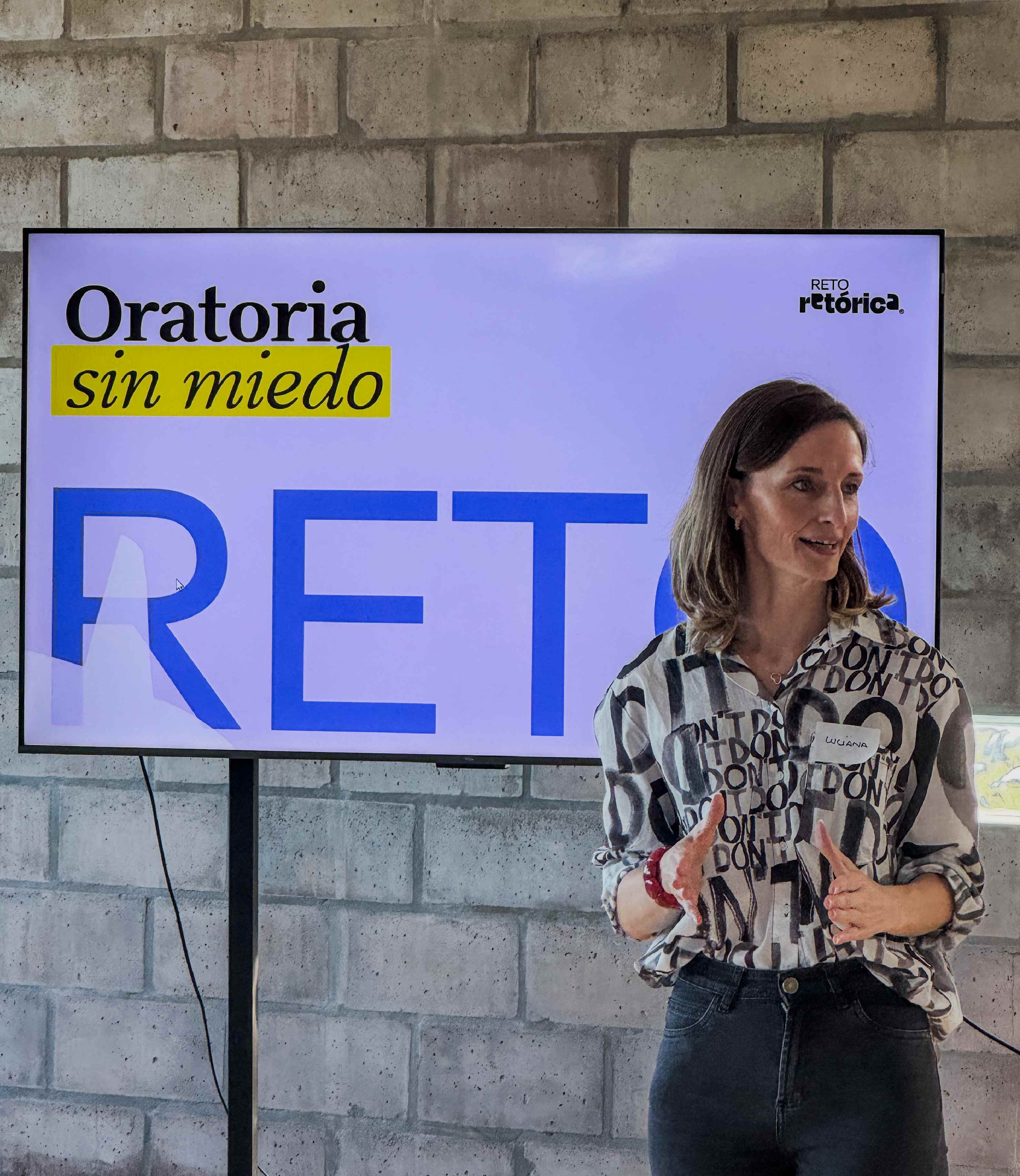 Luciana Gregoret hablando ante una audiencia en un taller de comunicación